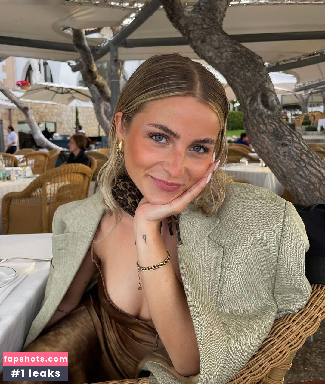 Lea Breuer gallery photo #47