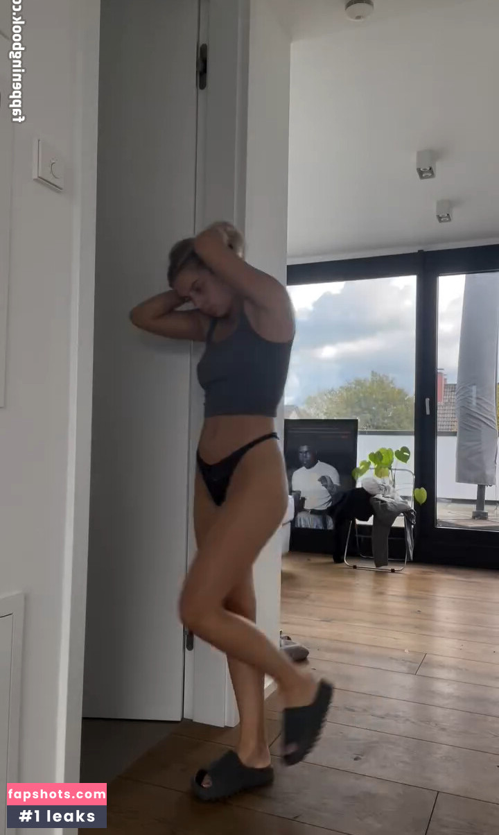 Lea Breuer gallery photo #55