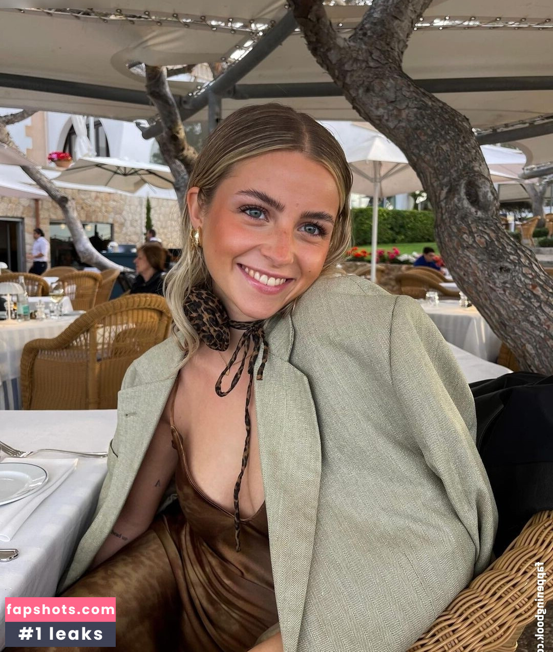 Lea Breuer gallery photo #58