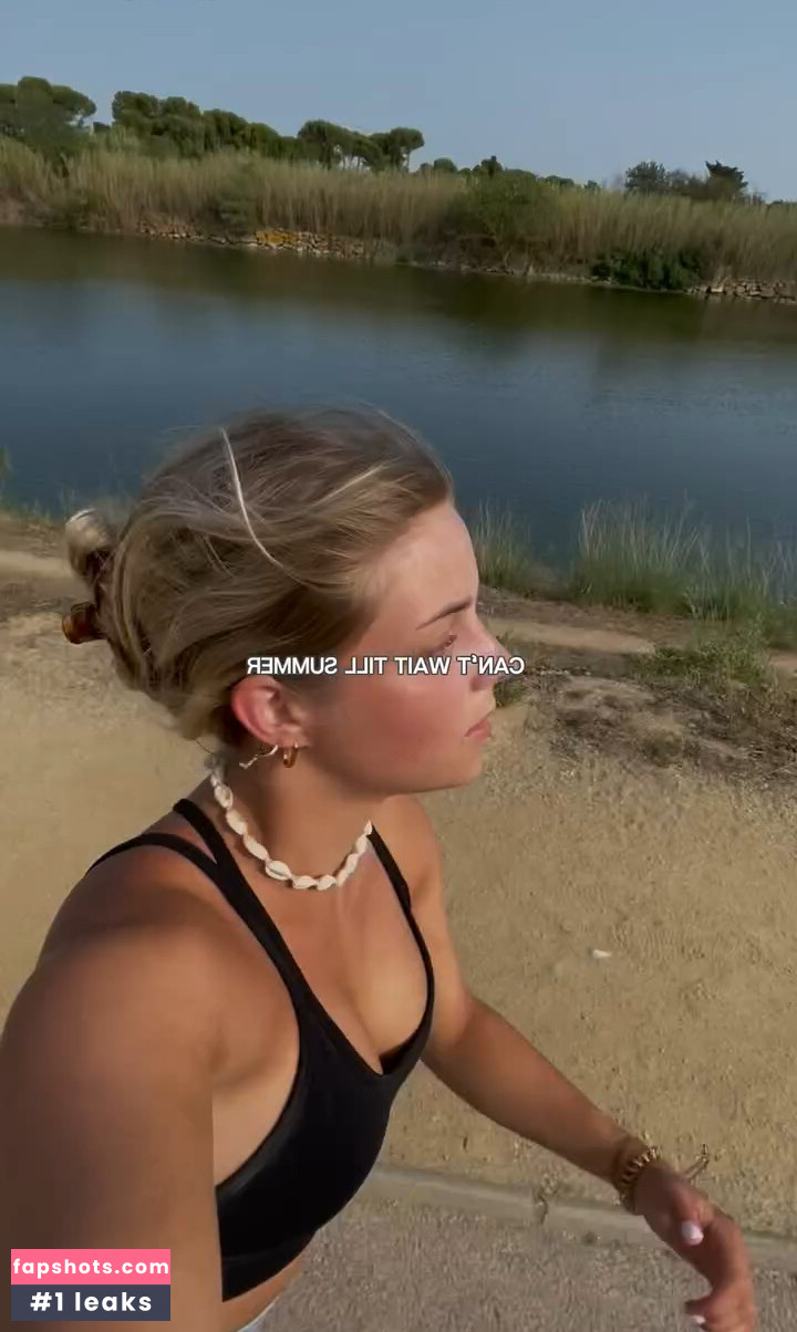 Lea Breuer gallery photo #61