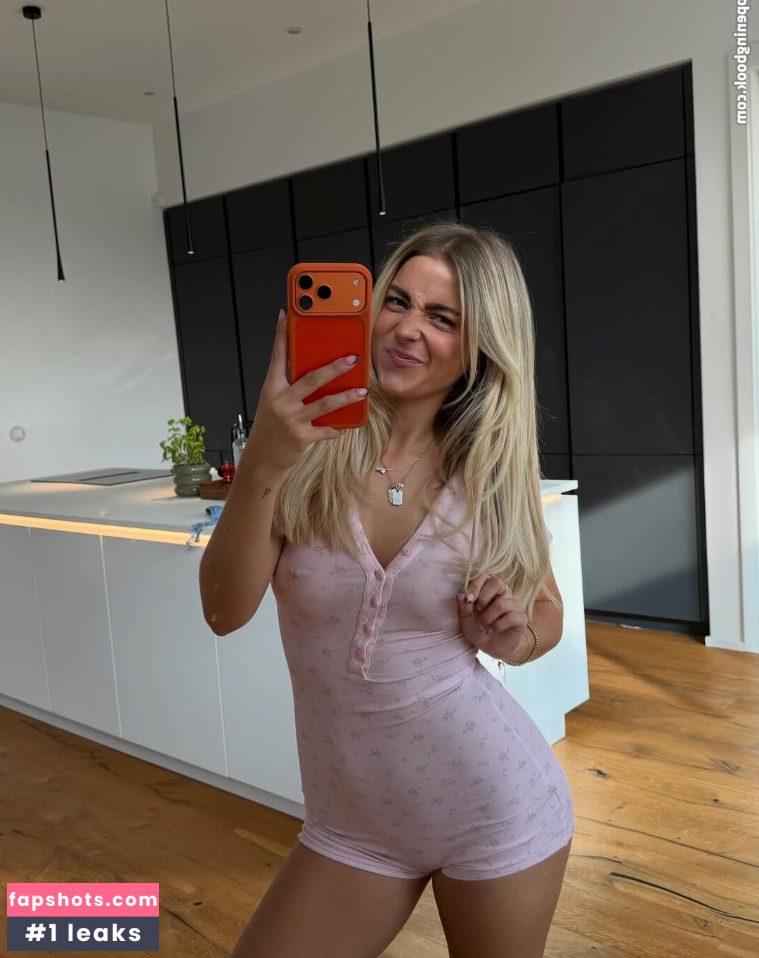 Lea Breuer gallery photo #8