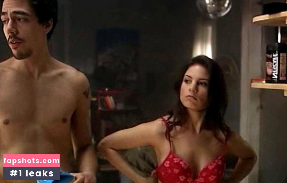 Leah Cairns gallery photo #4