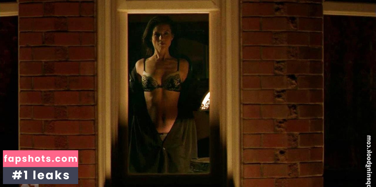 Leah Cairns gallery photo #9