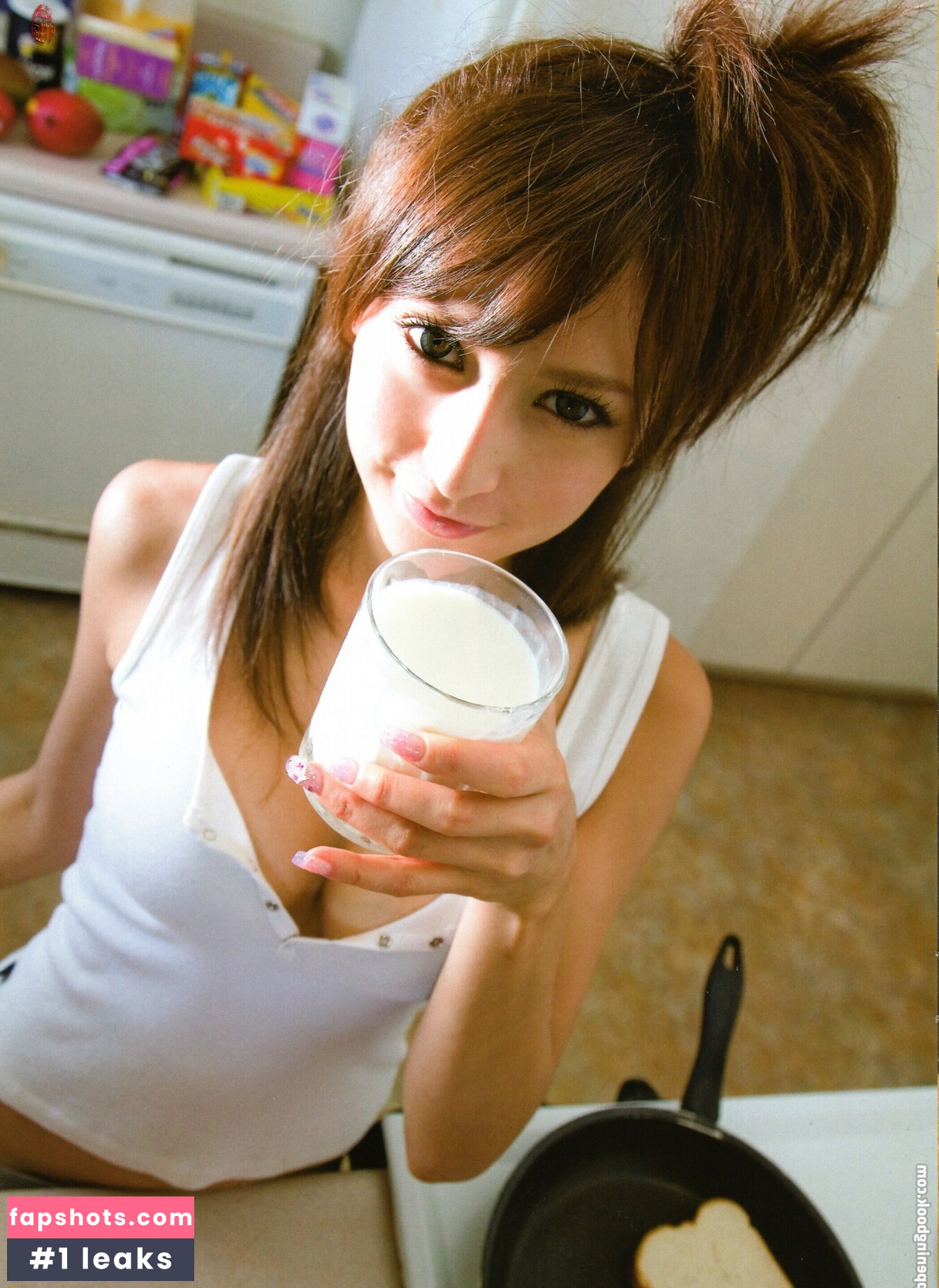 Leah Dizon gallery photo #15