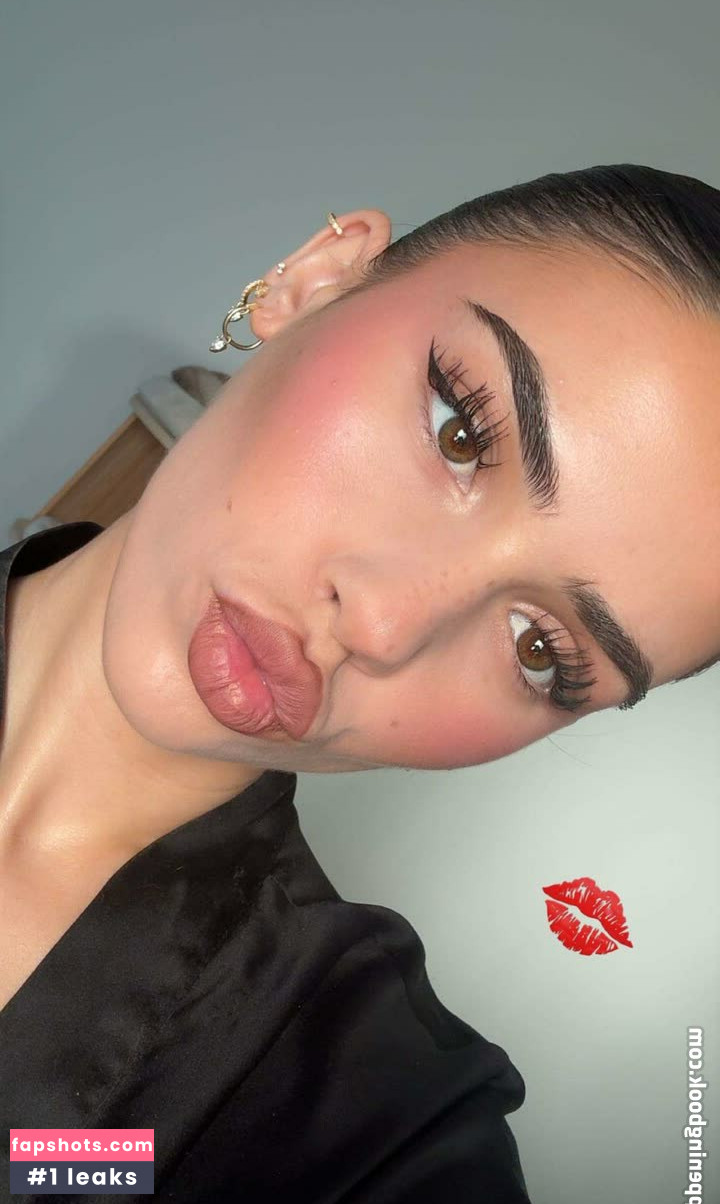 Leah Halton gallery photo #105