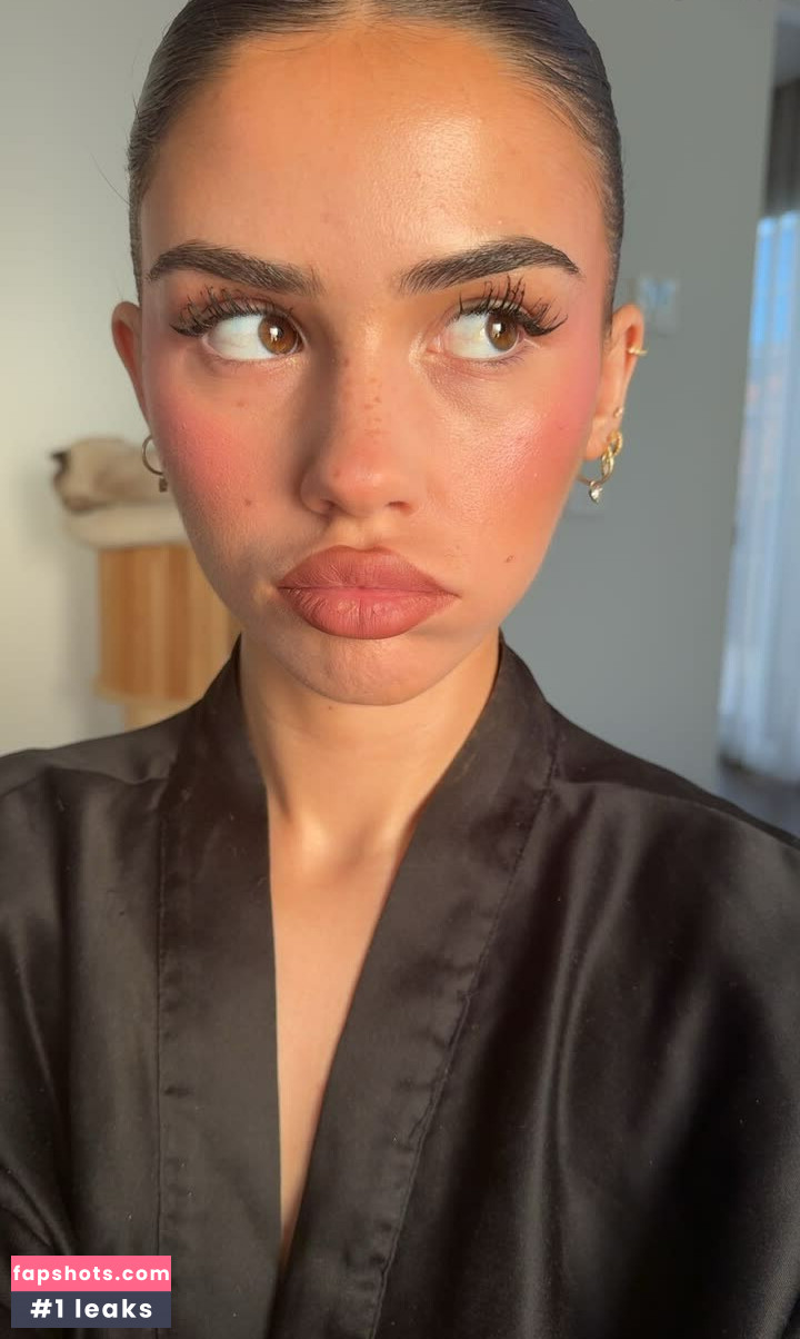 Leah Halton gallery photo #113