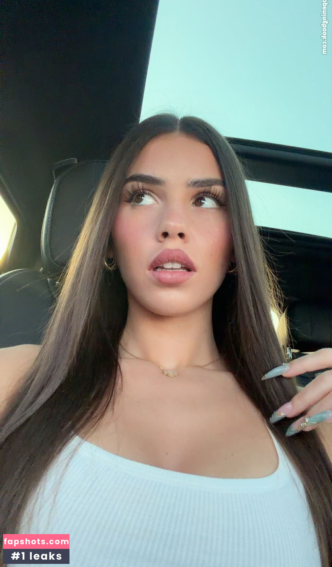 Leah Halton gallery photo #13