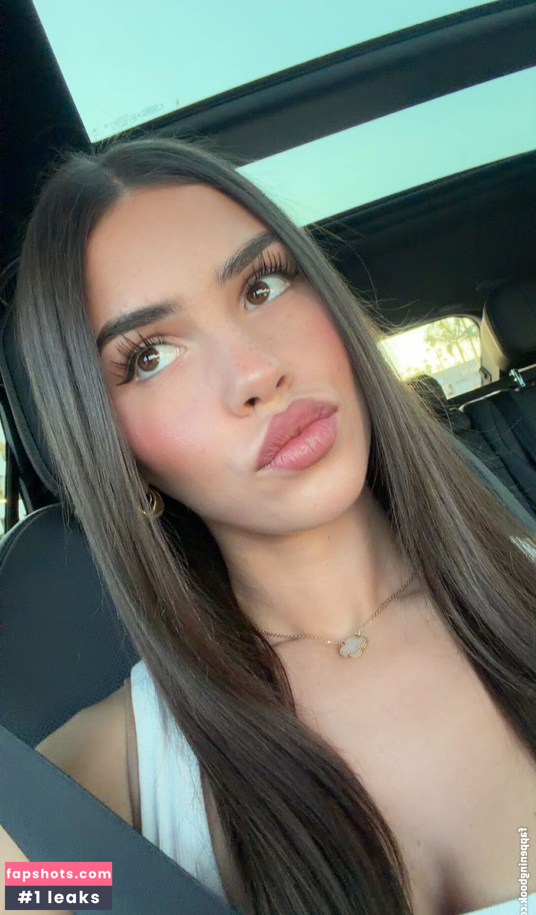 Leah Halton gallery photo #14