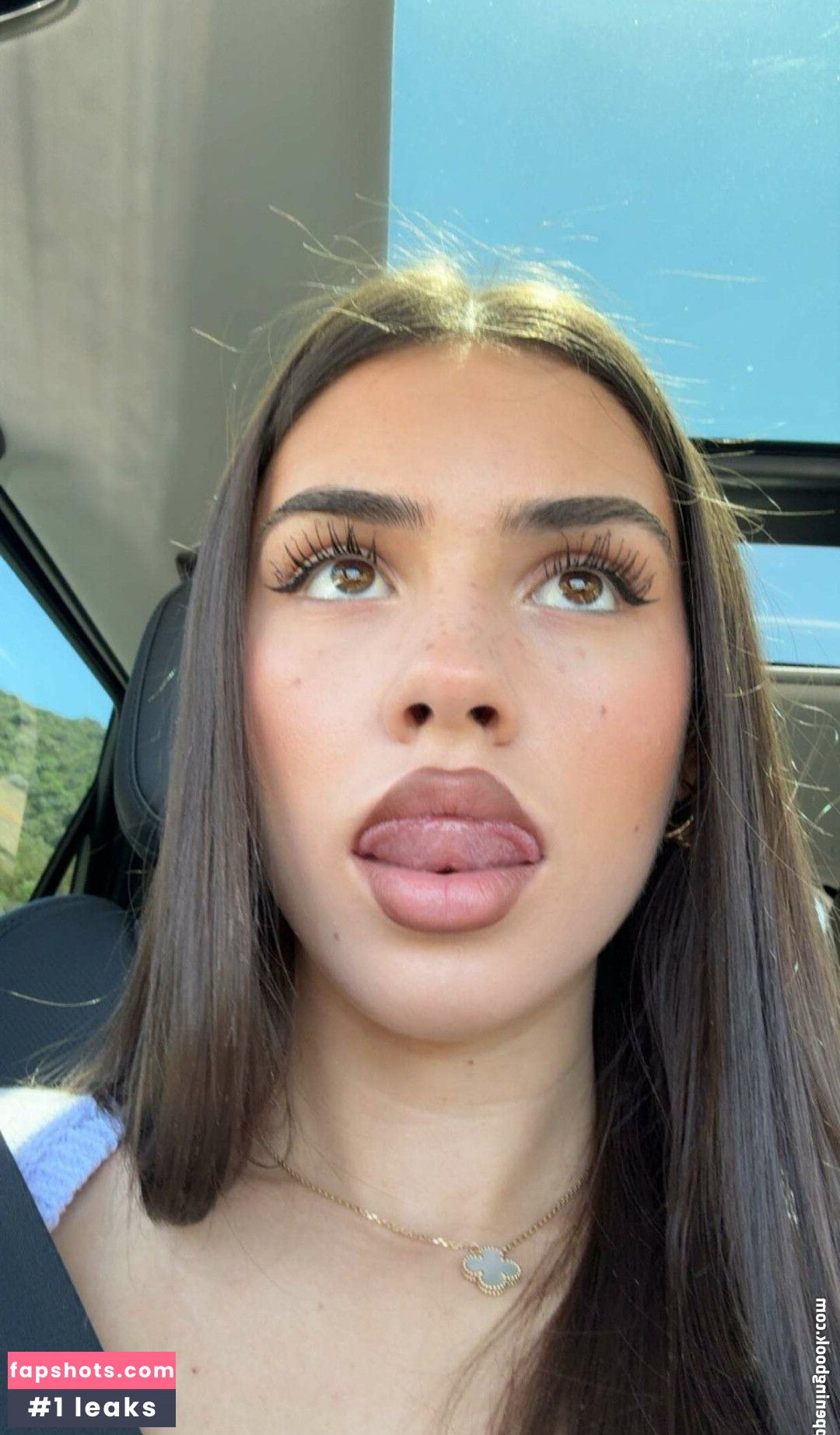 Leah Halton gallery photo #144