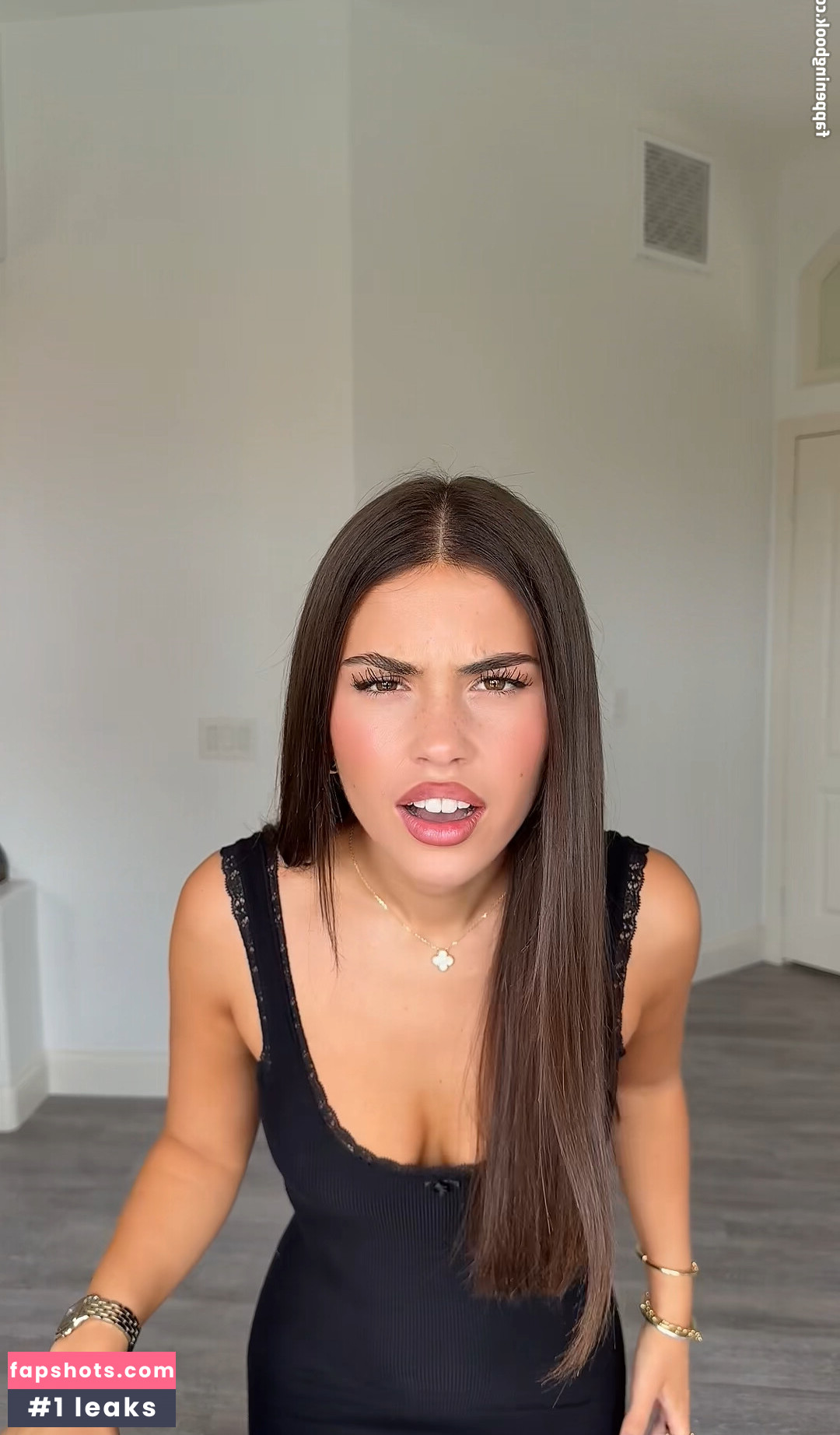 Leah Halton gallery photo #148