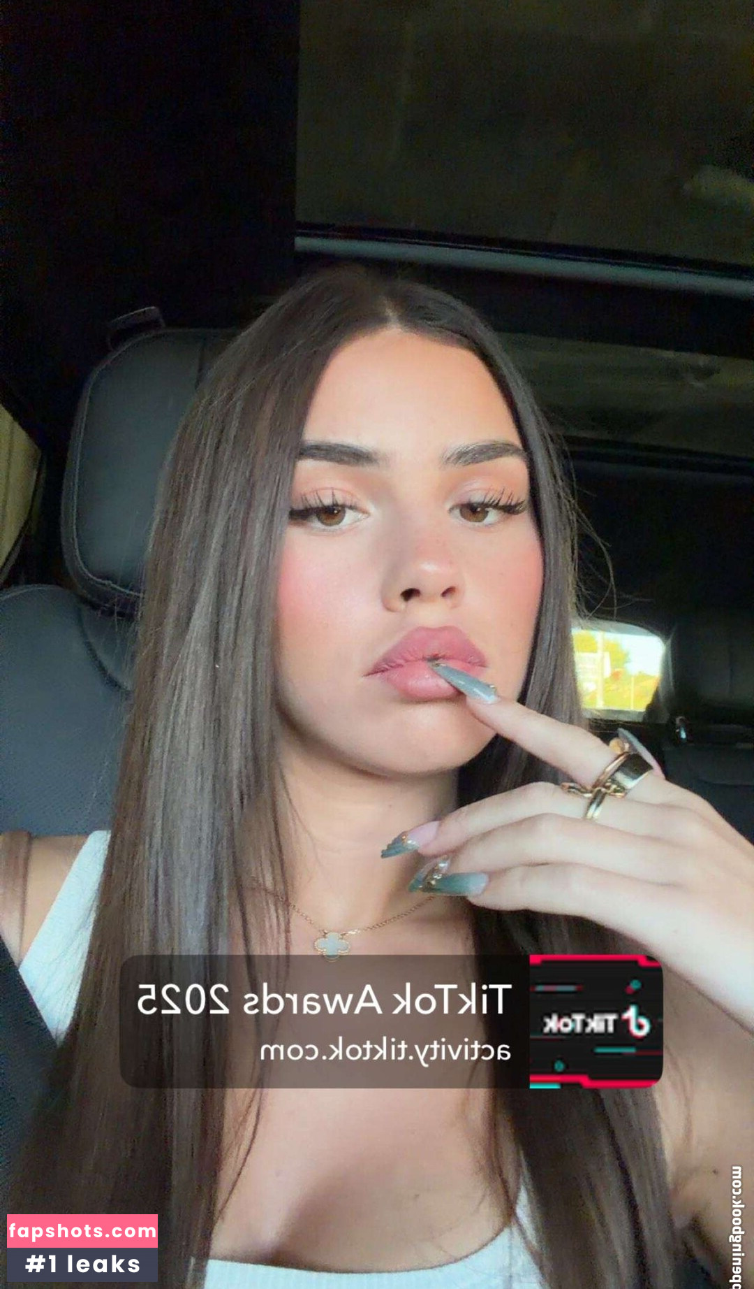 Leah Halton gallery photo #16