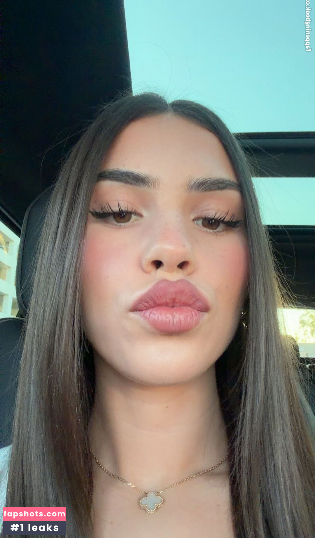 Leah Halton gallery photo #17