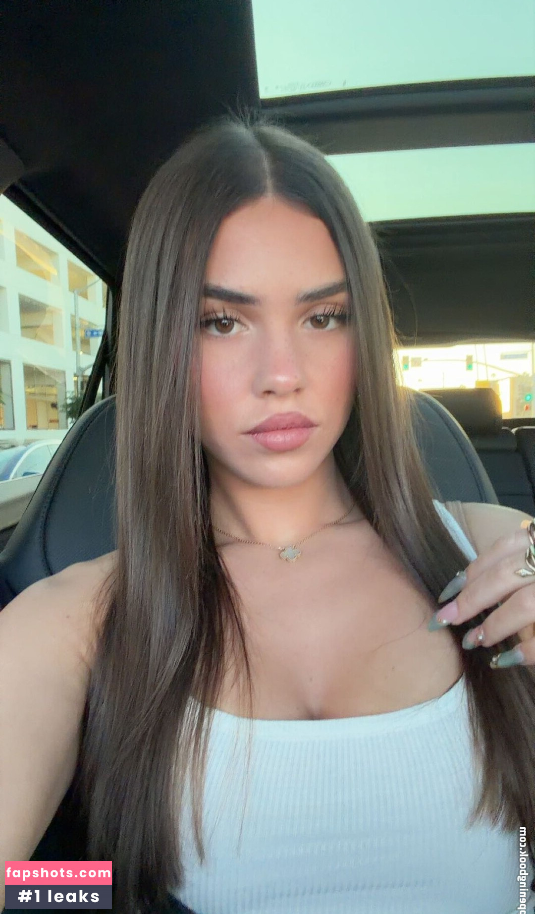 Leah Halton gallery photo #22