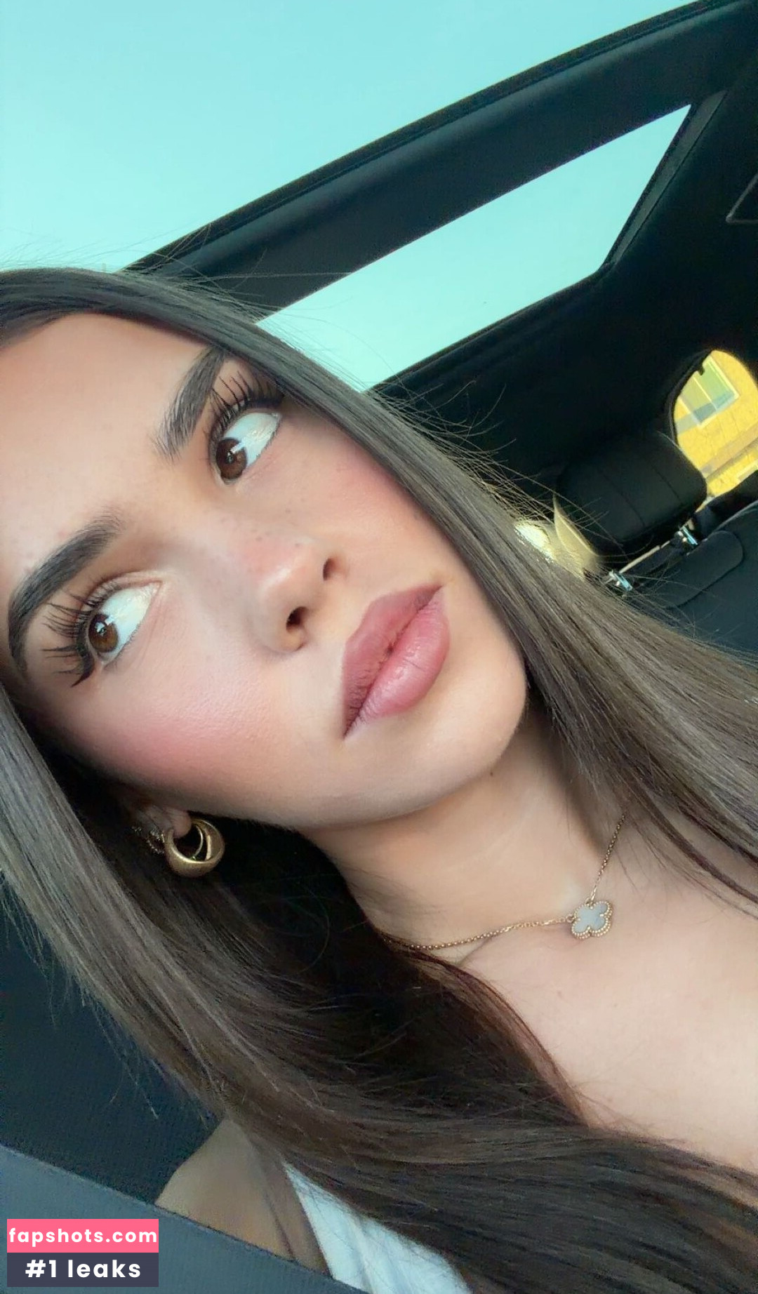 Leah Halton gallery photo #23