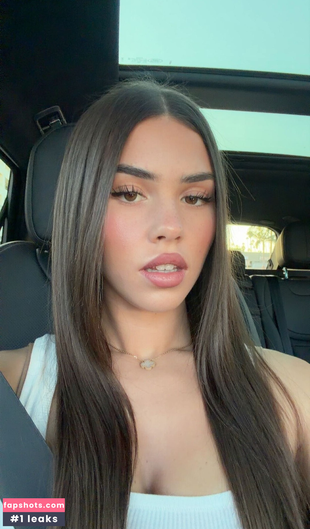 Leah Halton gallery photo #25