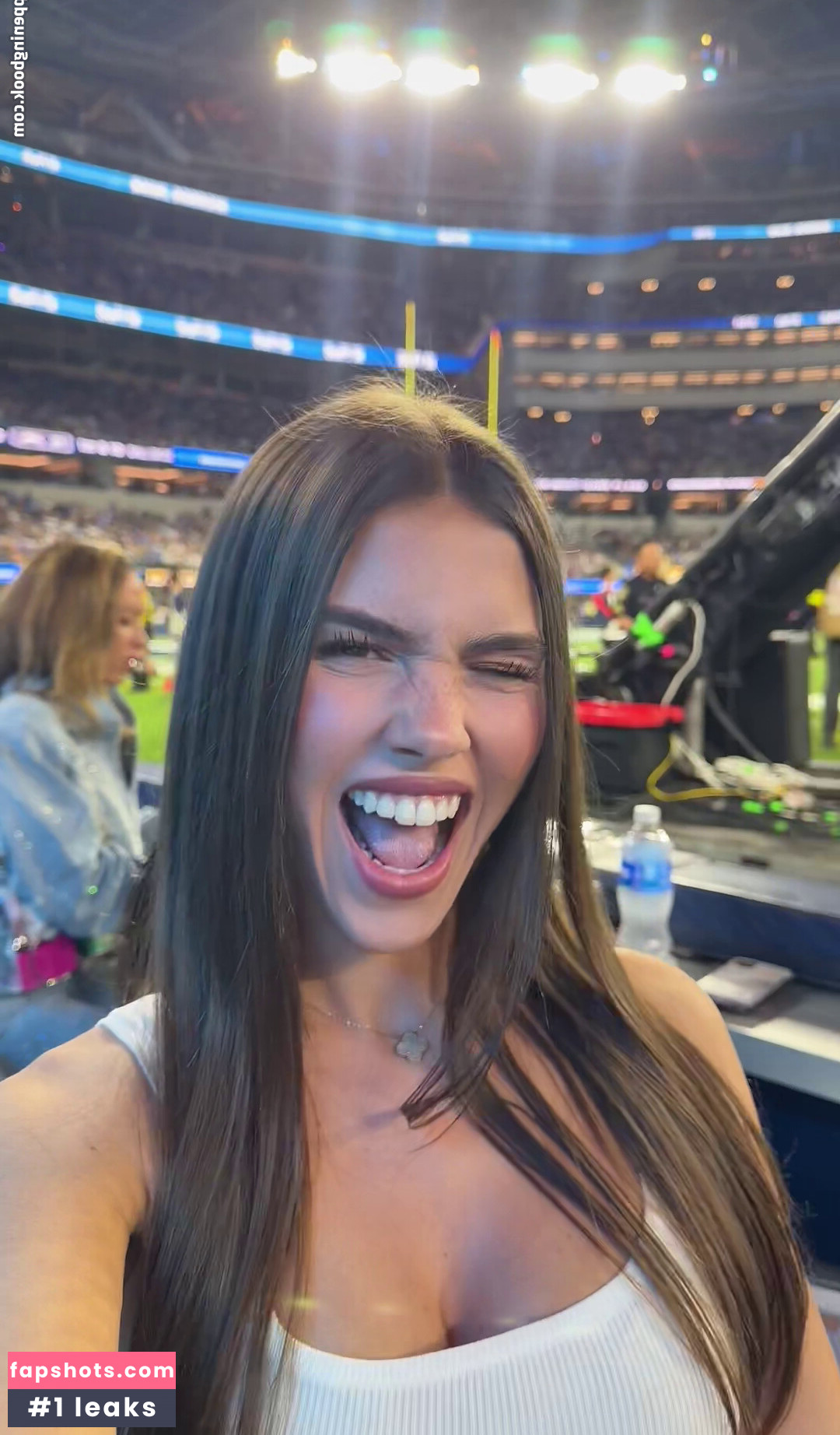 Leah Halton gallery photo #33