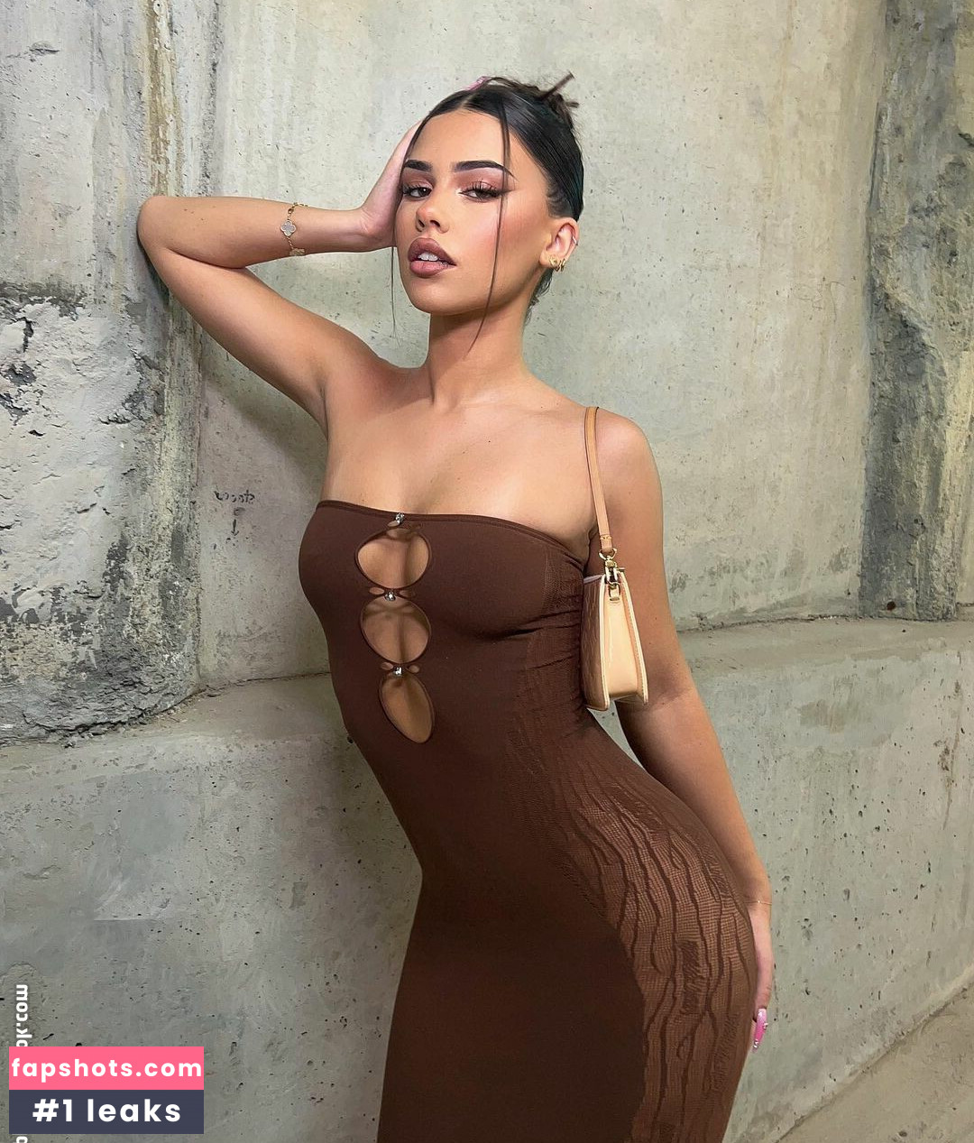 Leah Halton gallery photo #321