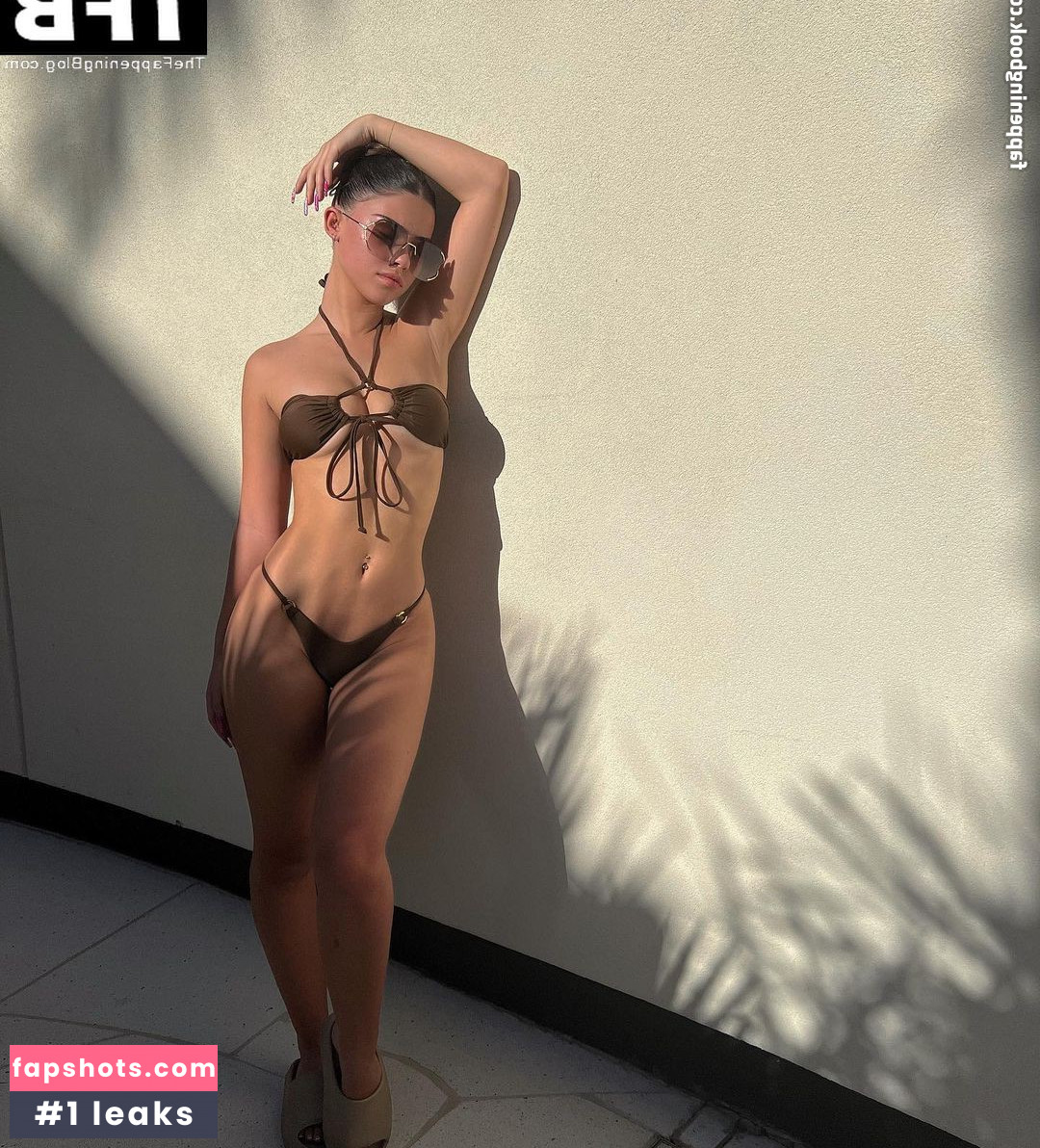 Leah Halton gallery photo #332