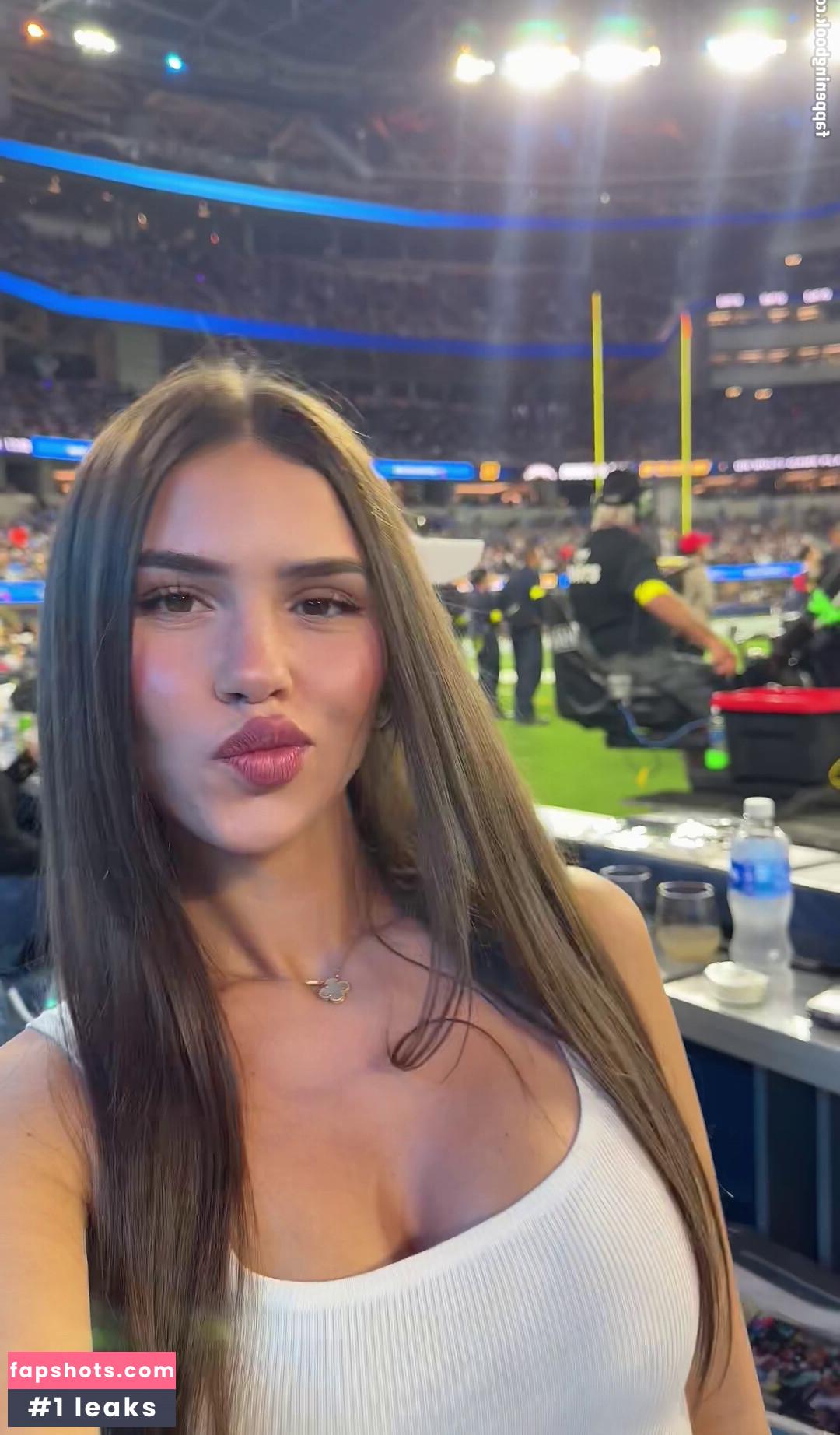 Leah Halton gallery photo #36