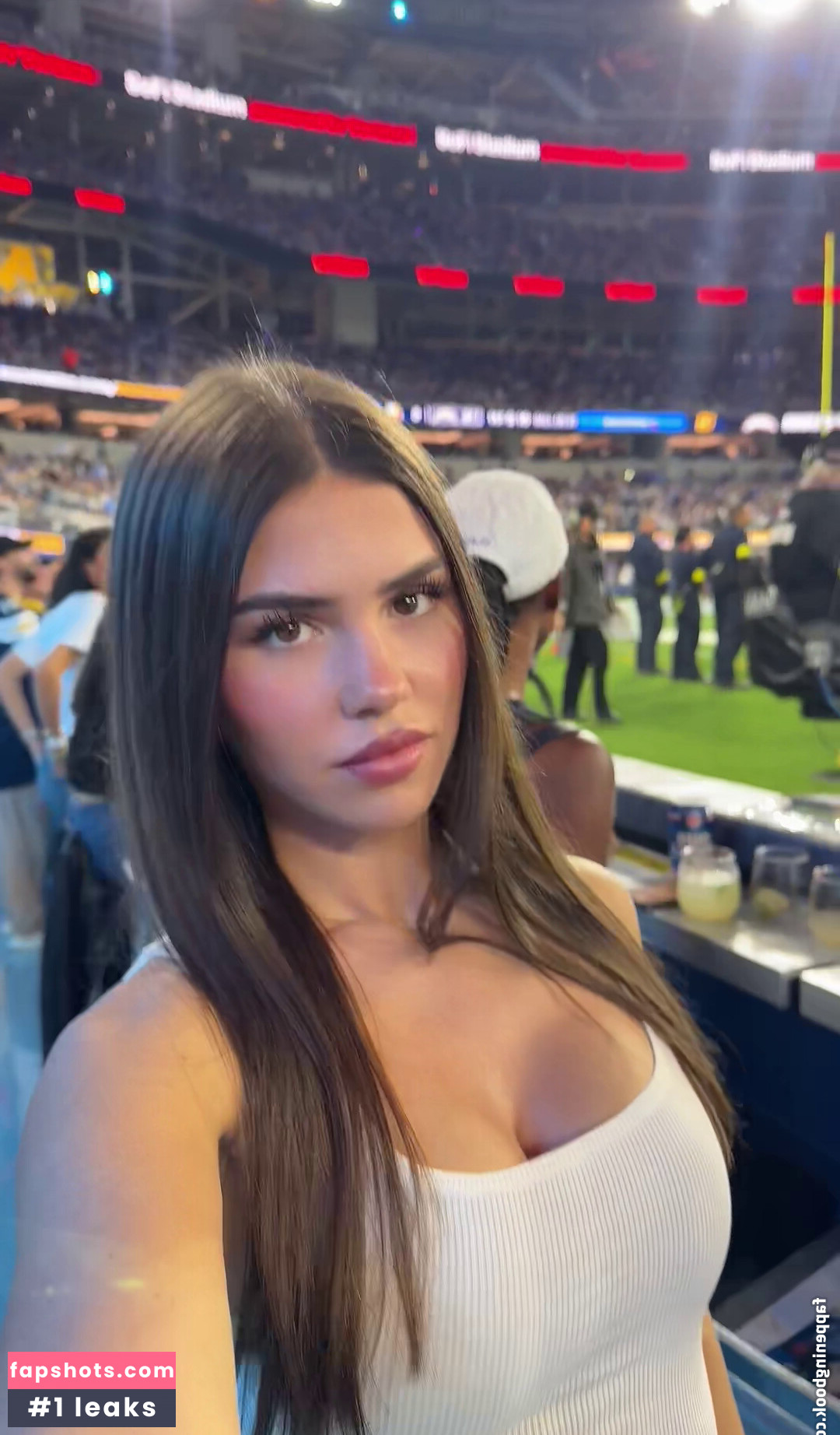 Leah Halton gallery photo #38