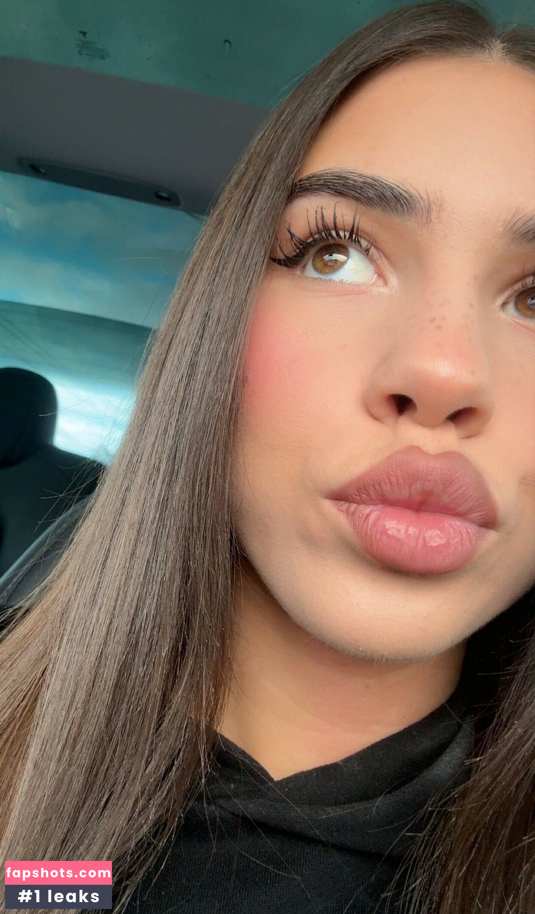 Leah Halton gallery photo #77