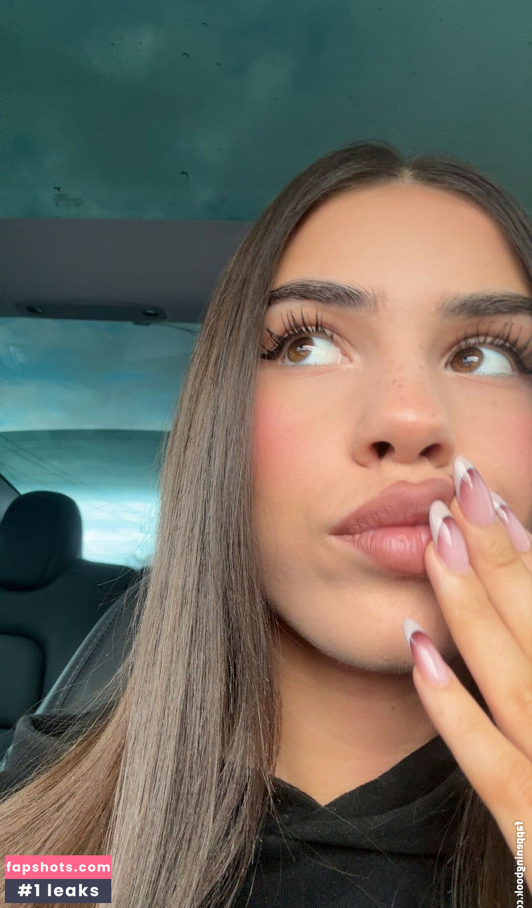 Leah Halton gallery photo #81