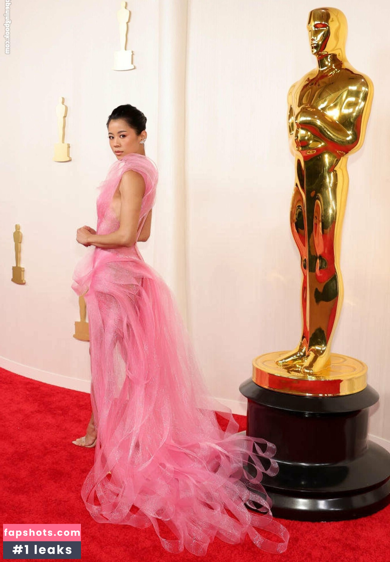 Leah Lewis gallery photo #12