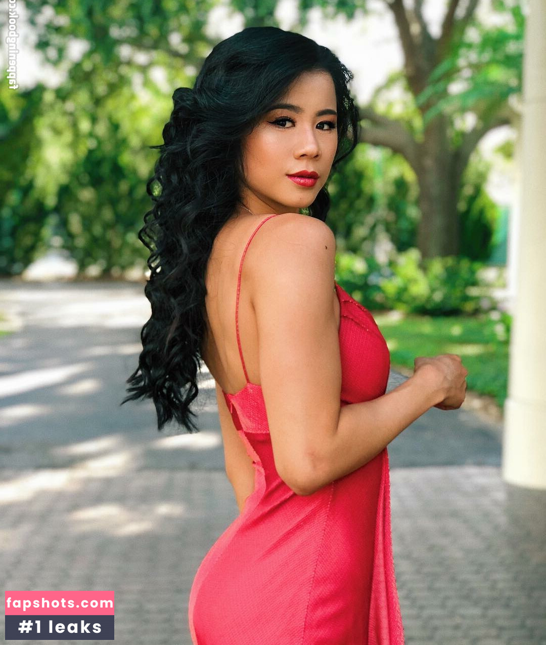 Leah Lewis gallery photo #21