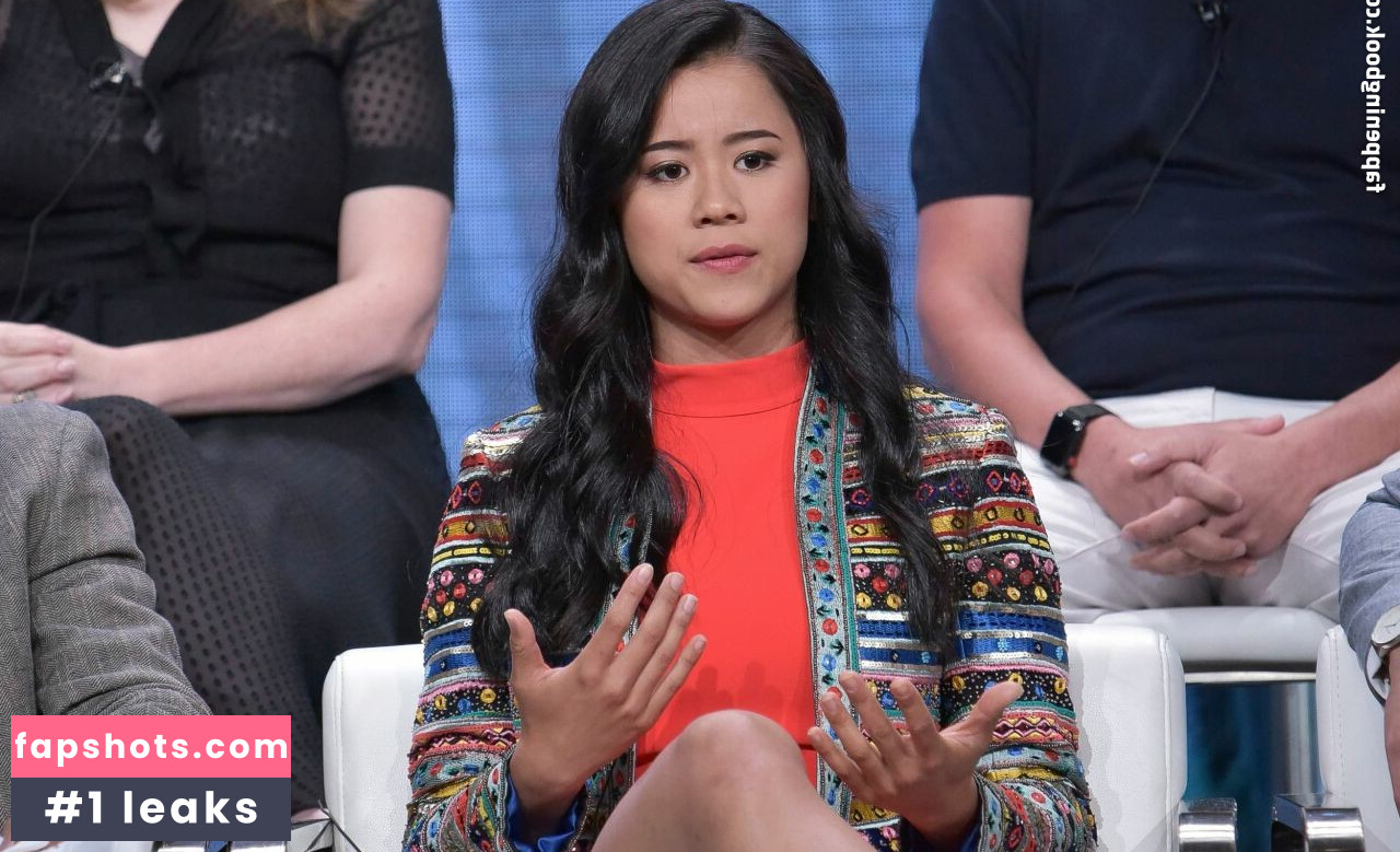 Leah Lewis gallery photo #22