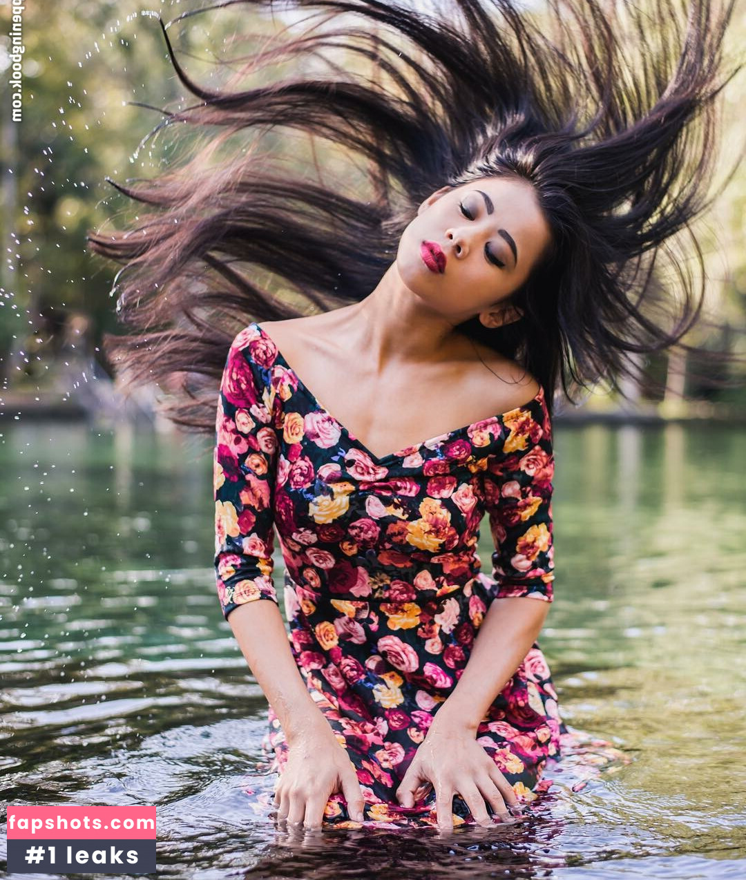 Leah Lewis gallery photo #28