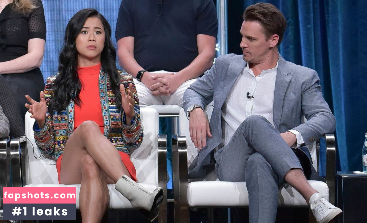 Leah Lewis gallery photo #41