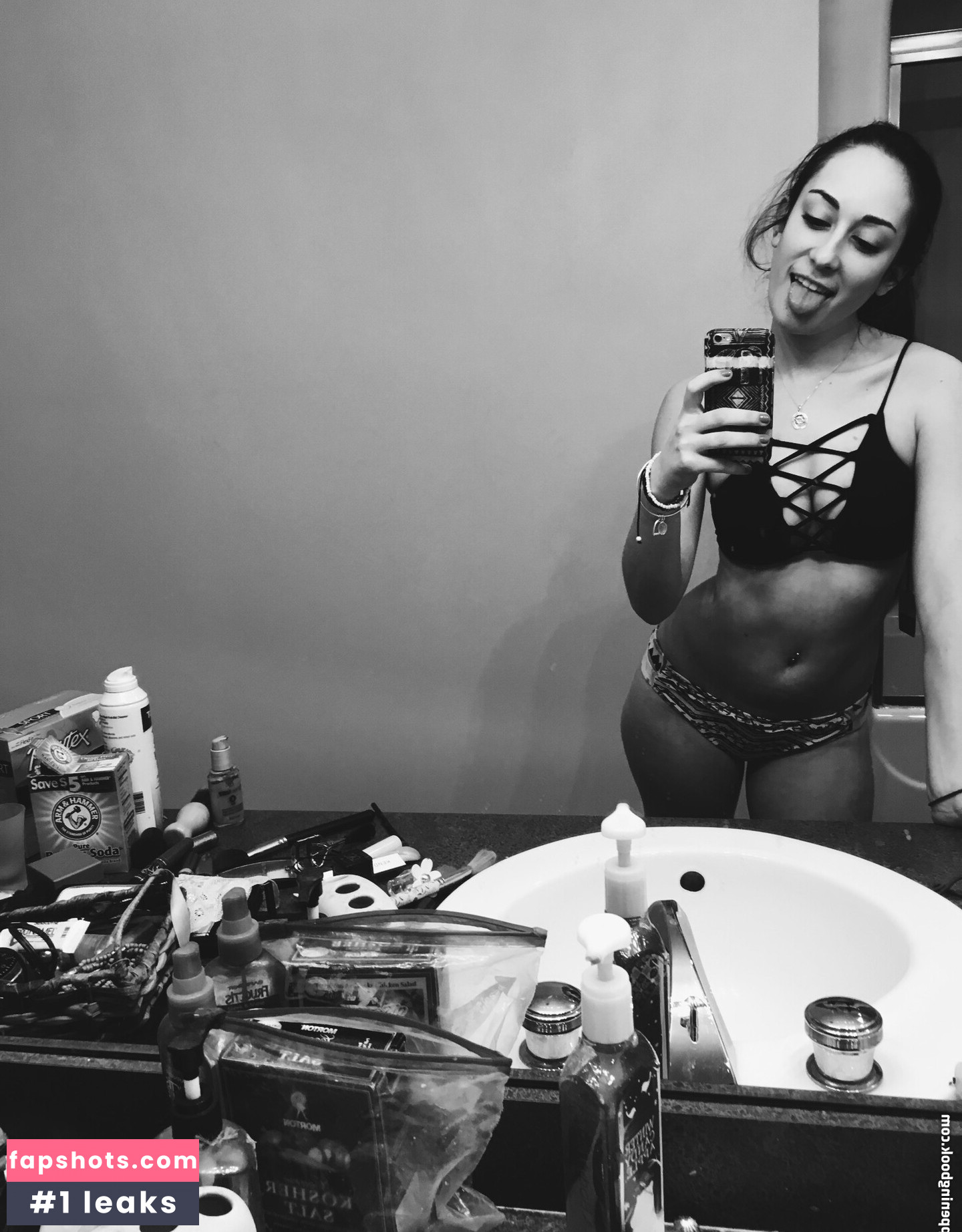 Leila Saltzman gallery photo #3