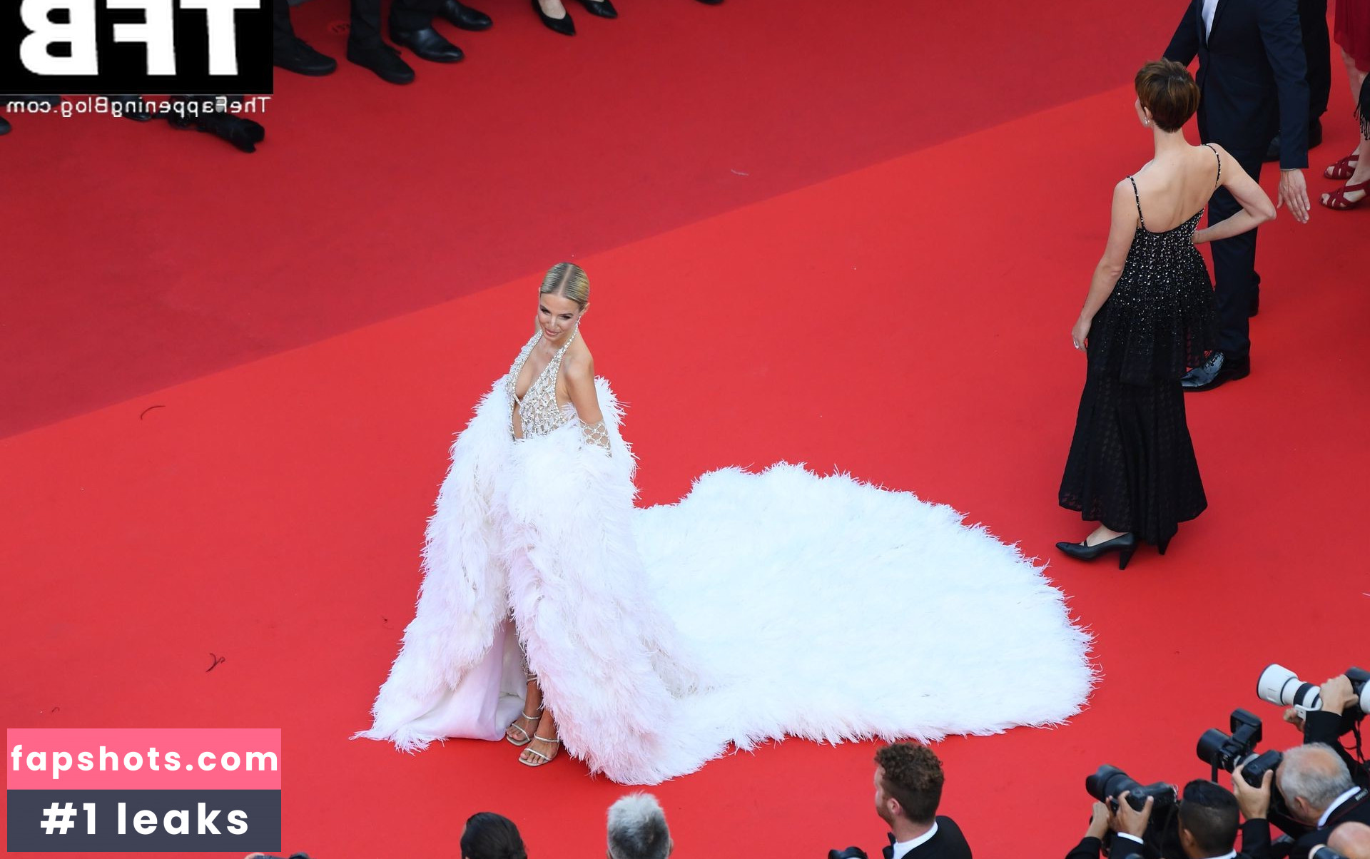 Leonie Hanne gallery photo #109