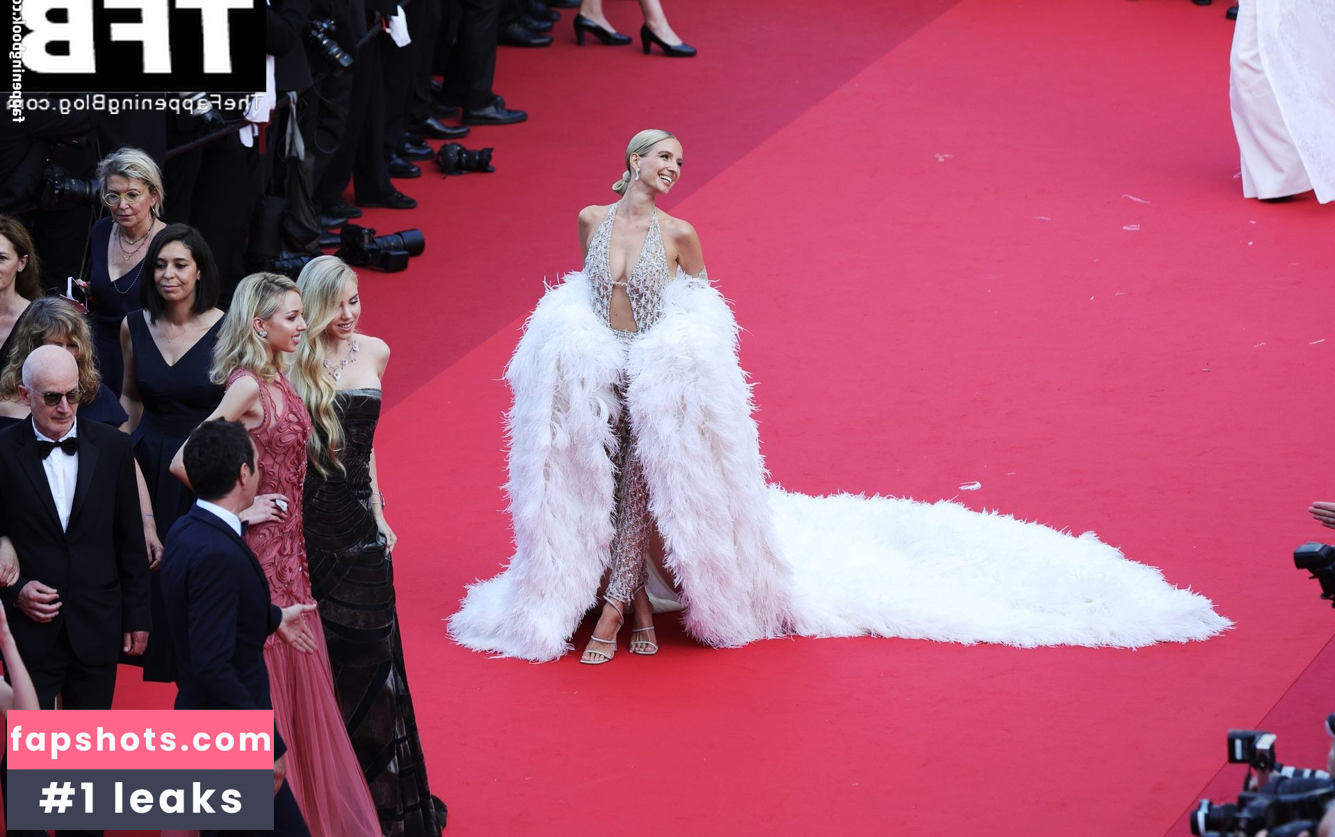 Leonie Hanne gallery photo #114