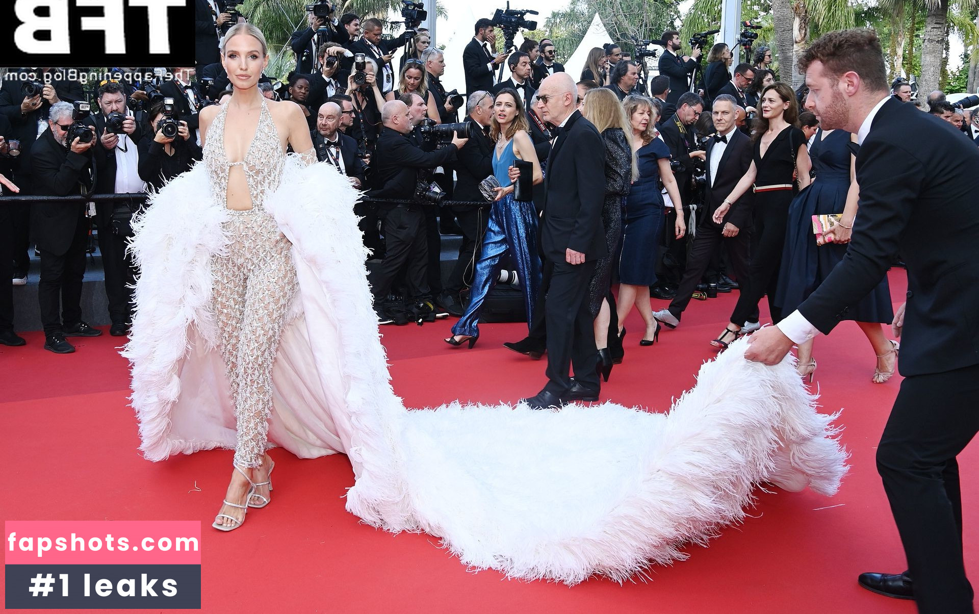 Leonie Hanne gallery photo #118