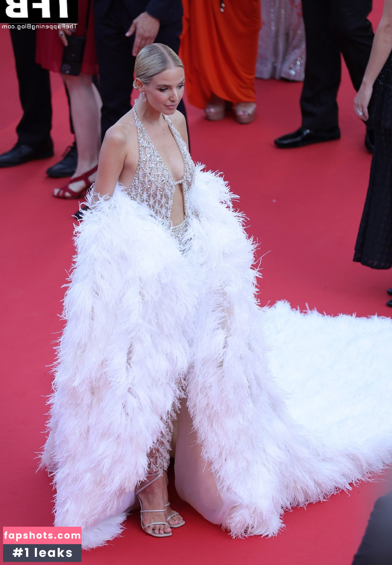 Leonie Hanne gallery photo #126