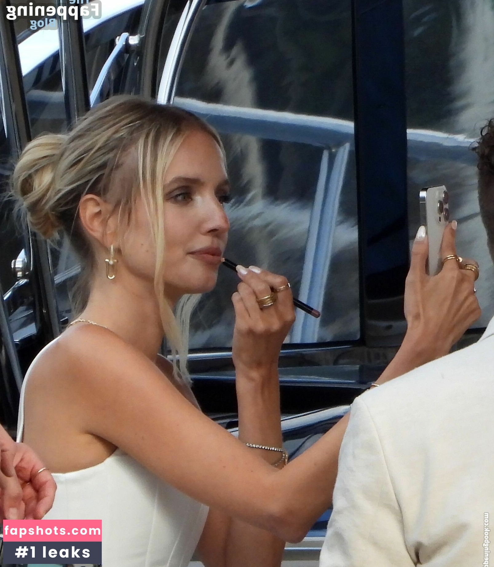 Leonie Hanne gallery photo #9