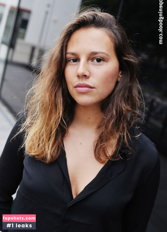 Leonie Tepe gallery photo #3