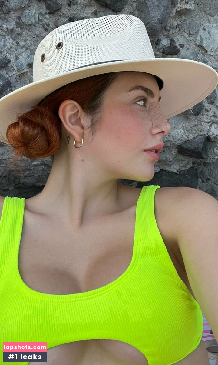 Leslie Pecas gallery photo #5