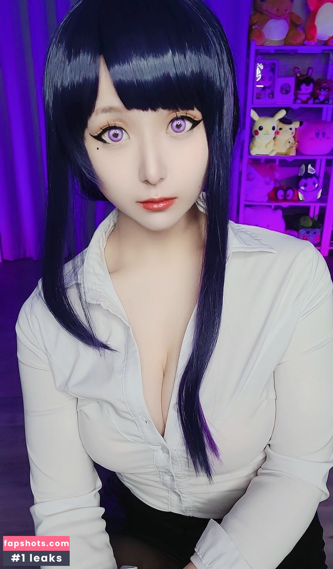 Lewd Cosplayer nude babe gallery