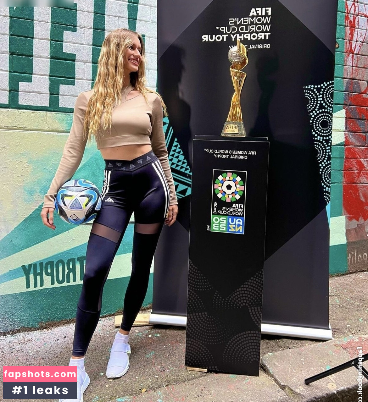 Lia Lewis gallery photo #15