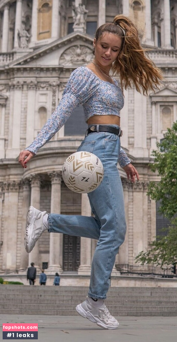 Lia Lewis gallery photo #17