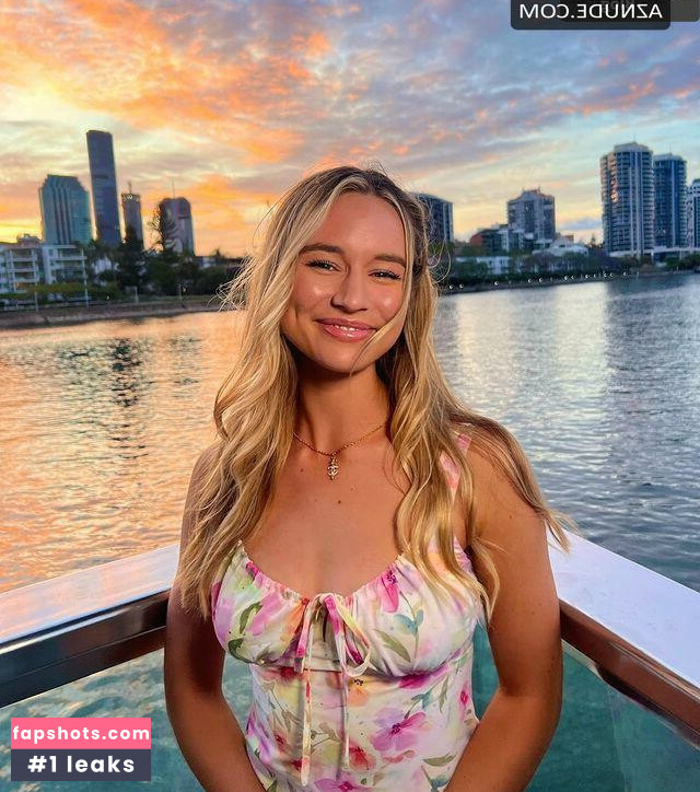 Lia Lewis gallery photo #3