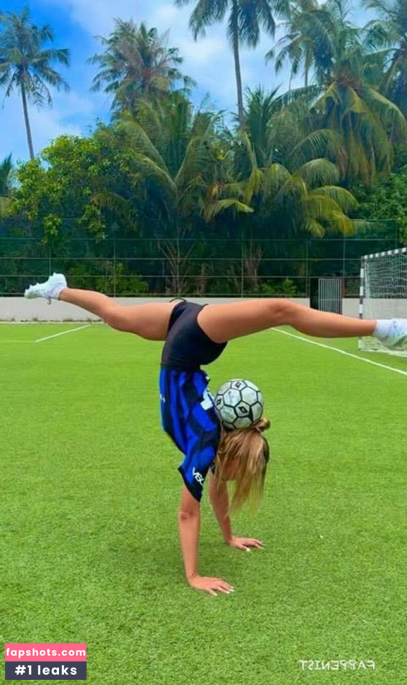 Lia Lewis gallery photo #9