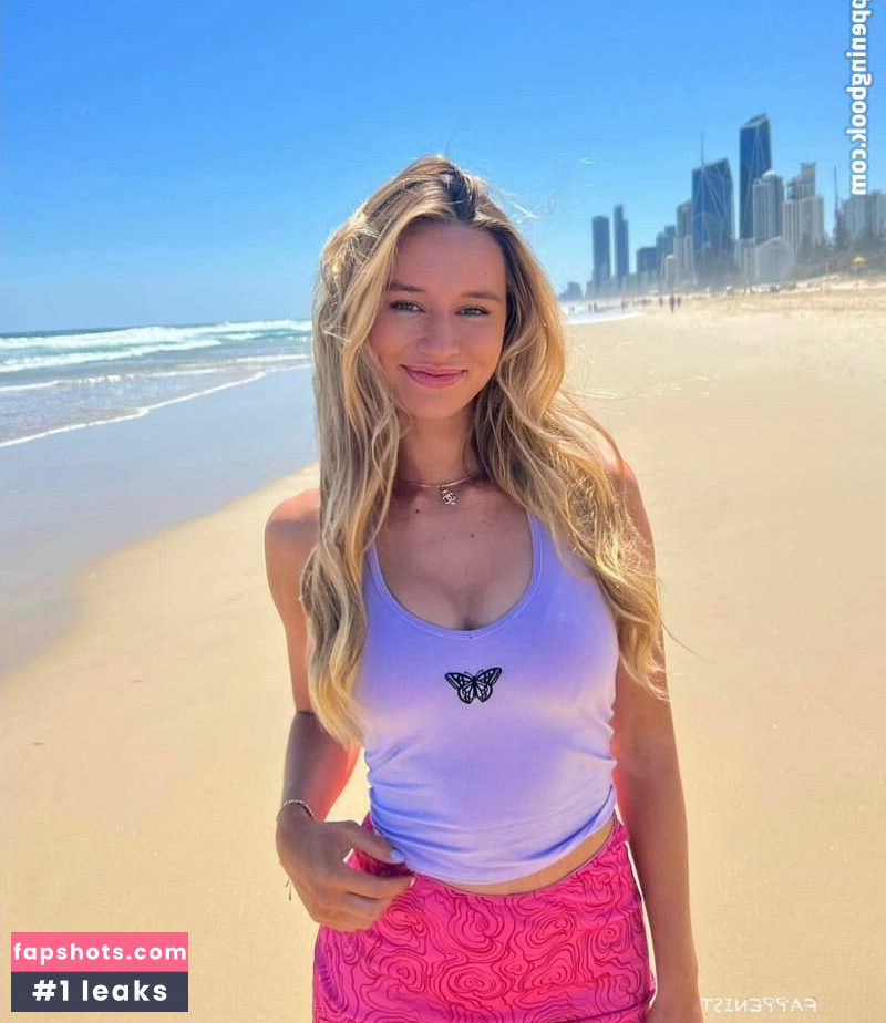 Lia Lewis gallery photo #10