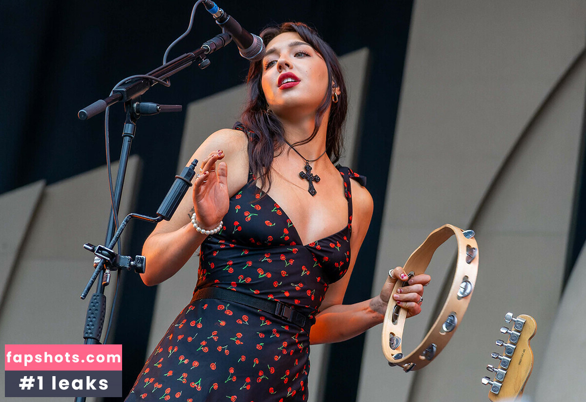 Lia Metcalfe gallery photo #2