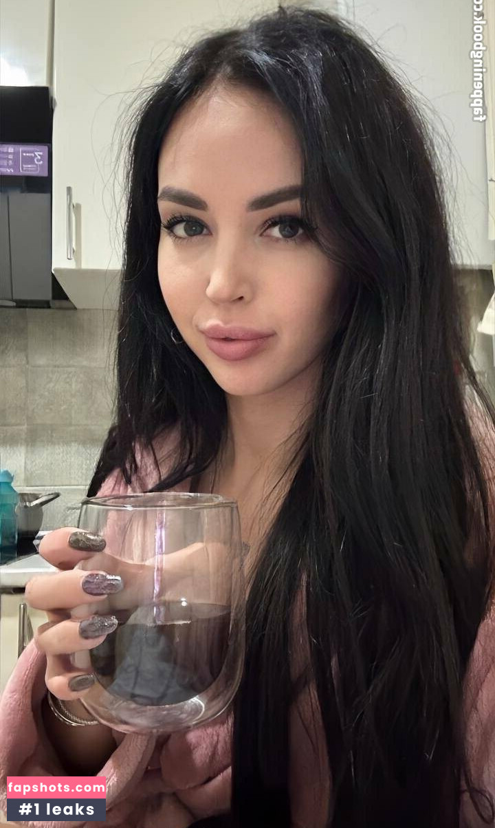 lia_verse gallery photo #3