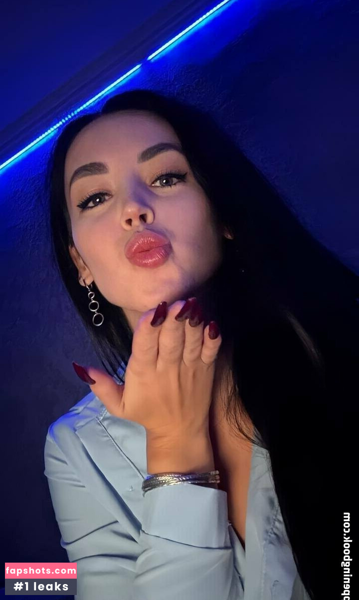 lia_verse gallery photo #5