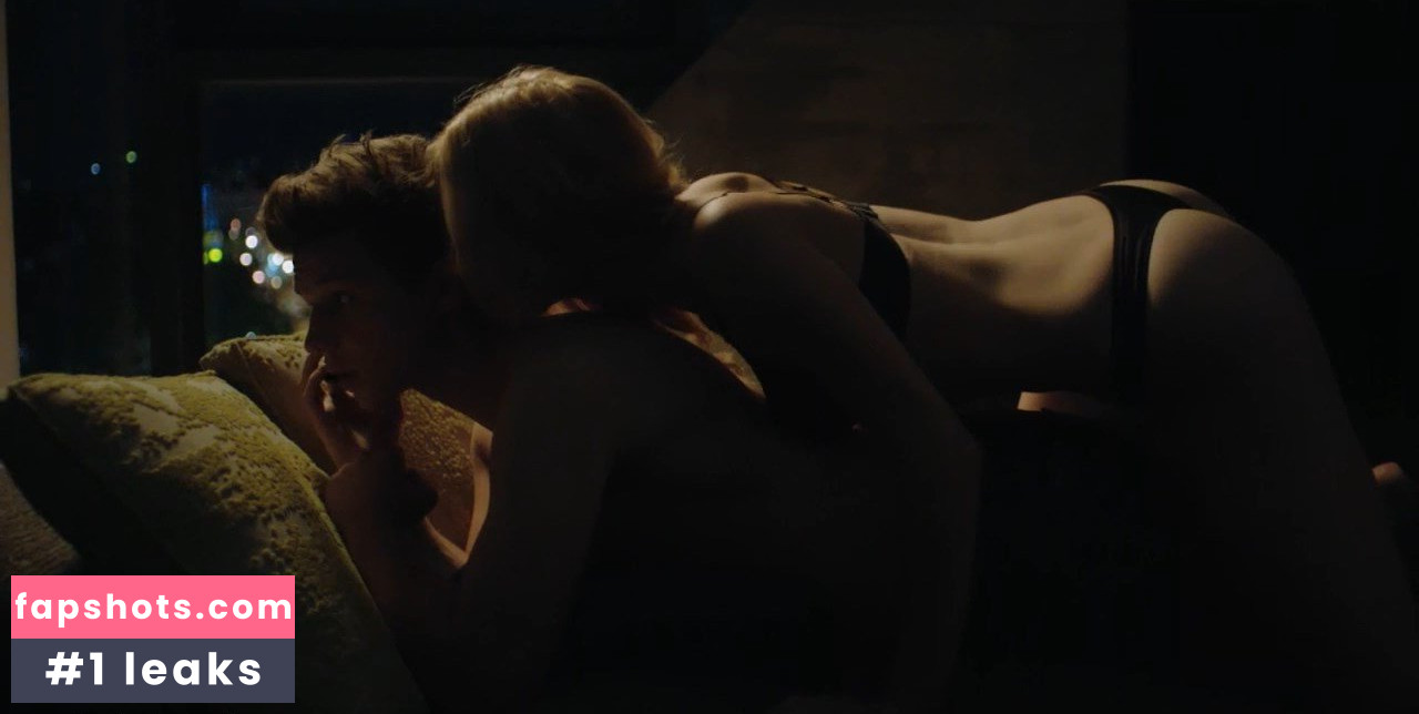 Lili Epply gallery photo #4