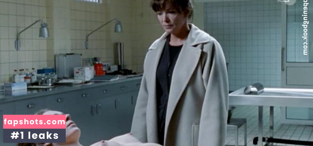 Lilith Stangenberg gallery photo #27